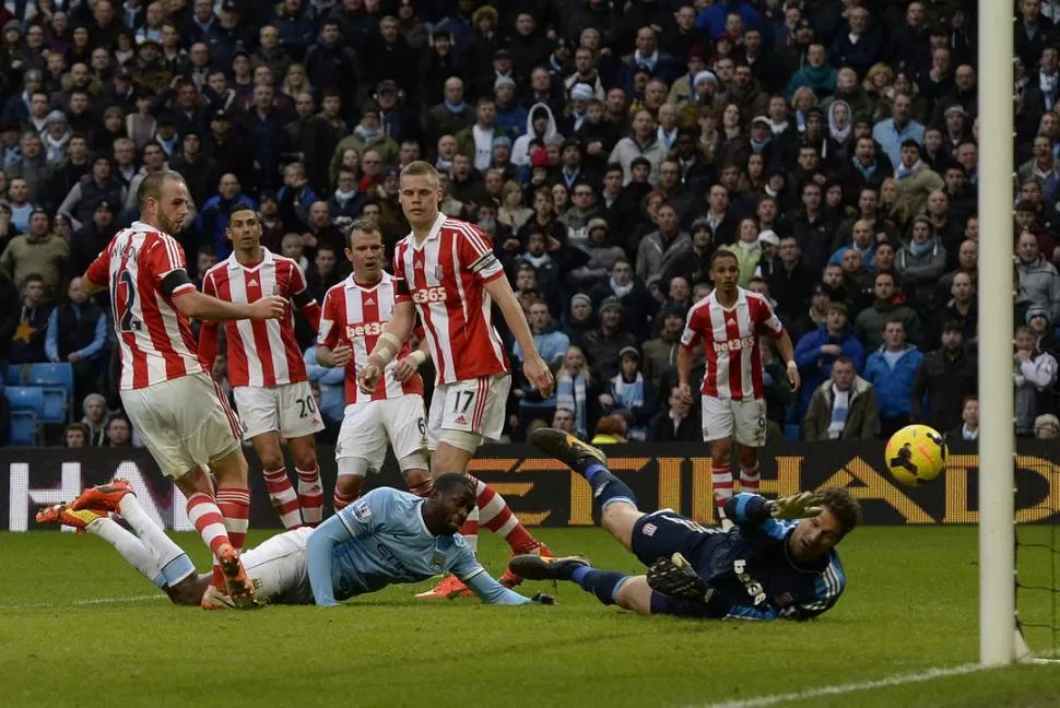 GOL DEL MORENO. Touré se arrojó al piso para darle una alegría al “city”. 