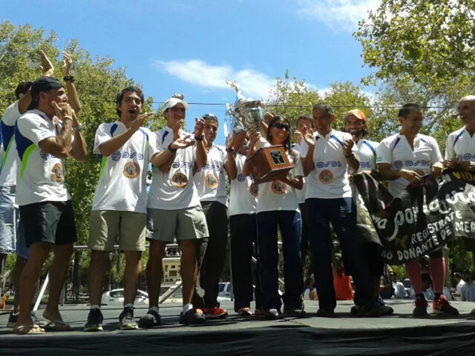 LA ALEGRÍA NO TIENE PUESTO. Aunque no pudieron repetir el triunfo de la competencia pasada, “Tucumán Team Los Andes” celebró con todo el segundo puesto. 