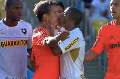 Pelea de futbolistas termina con beso en la boca