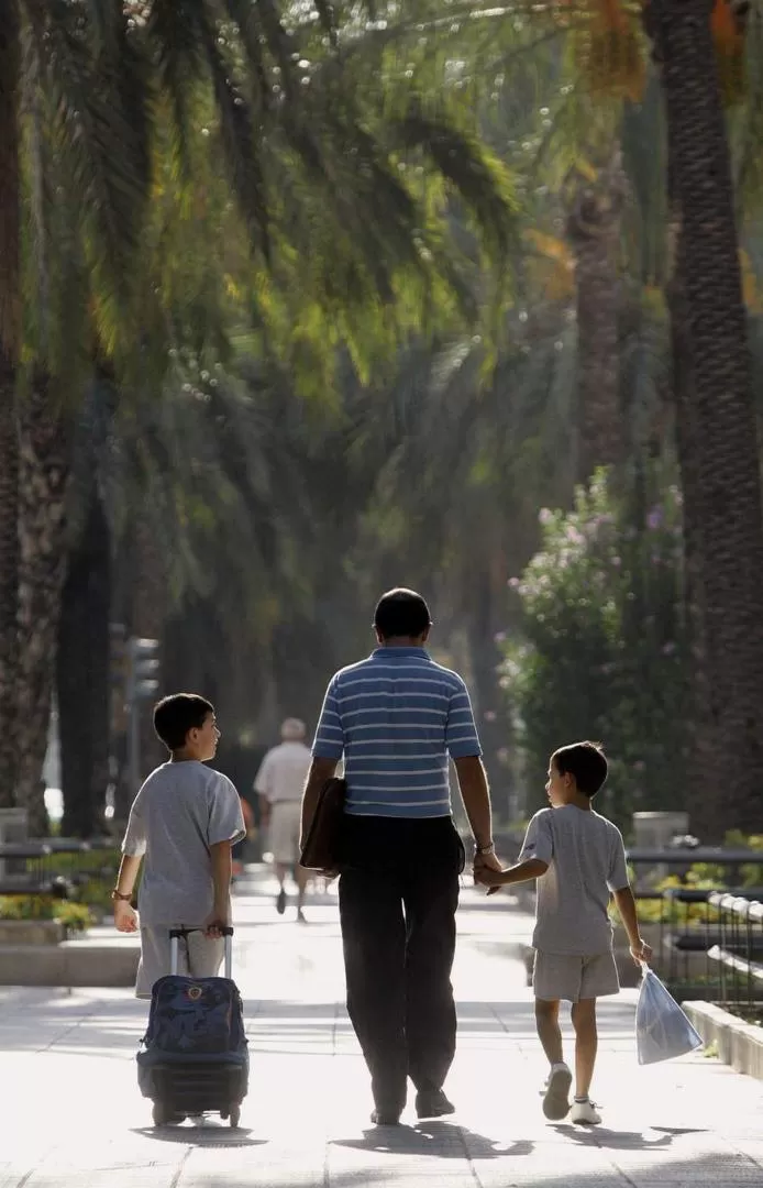 ACOMPAÑAMIENTO NECESARIO. Los chicos necesitan sentir el apoyo de sus padres, y que estos les pregunten cómo se sienten en la escuela. foto de 20minutos.es