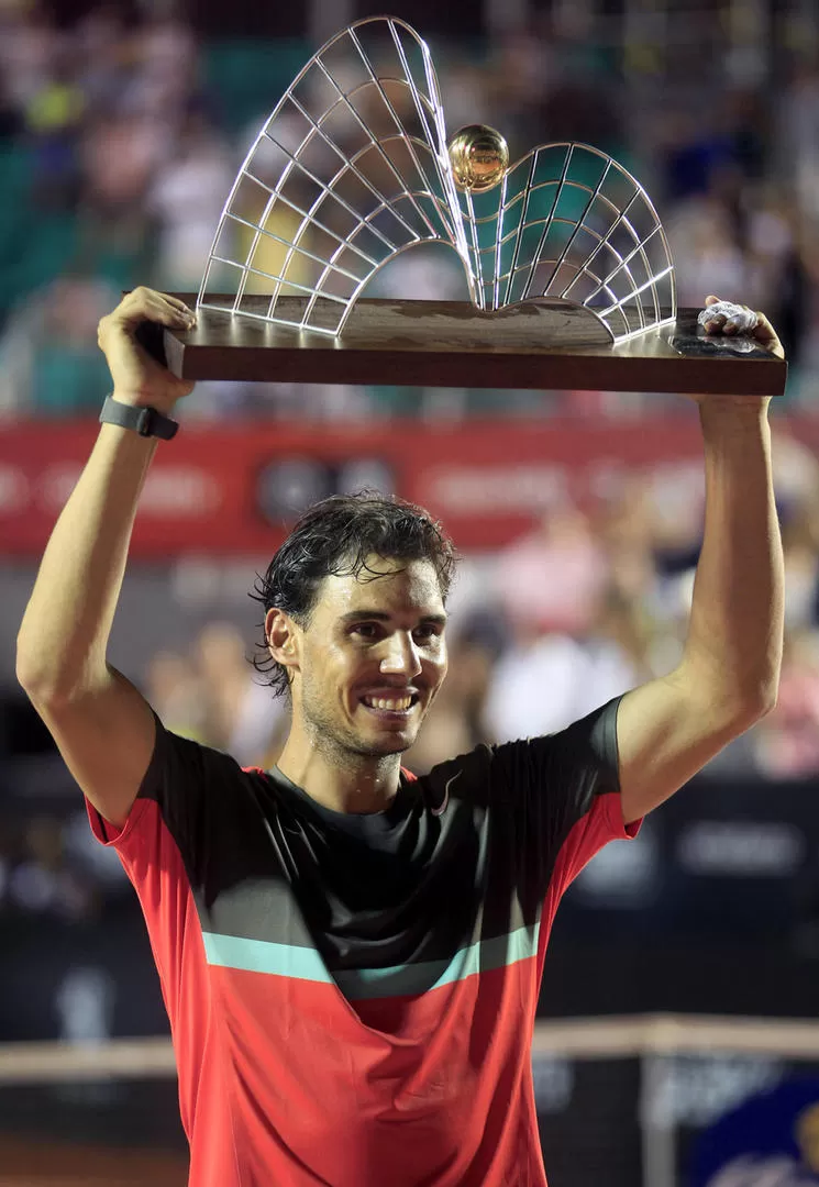 OTRO MÁS Y VAN... Nadal y el trofeo mayor, una imagen que se repite. 