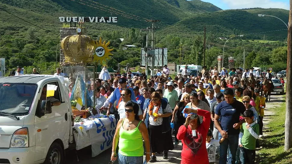 PROCESIÓN.  Los pobladores de El Rodeo acompañaron la imagen de su patrona. FOTO DE PRENSA OBISPADO DE CATAMARCA