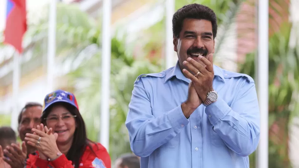 EN LA CALLE. Maduro y su esposa, Cilia Flores, durante una marcha en apoyo al gobierno, en Caracas. REUTERS