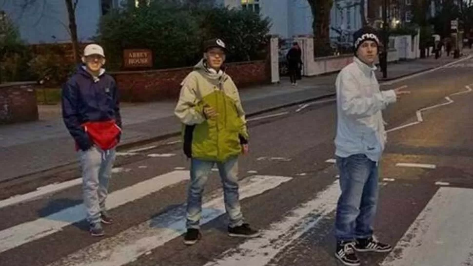 THE WACHITURROS. Los integrantes de la banda de cumbia reprodujeron la histórica foto de Los Beatles en Abbey Road. 