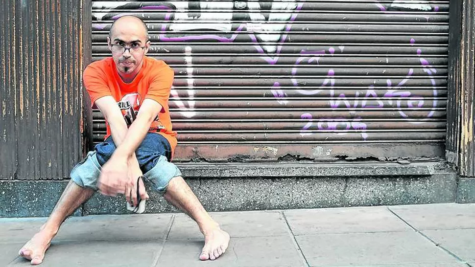 AUTOR. Dani Umpi posa delante de un negocio cerrado. FOTO TOMADA DE CLARIN.COM.AR