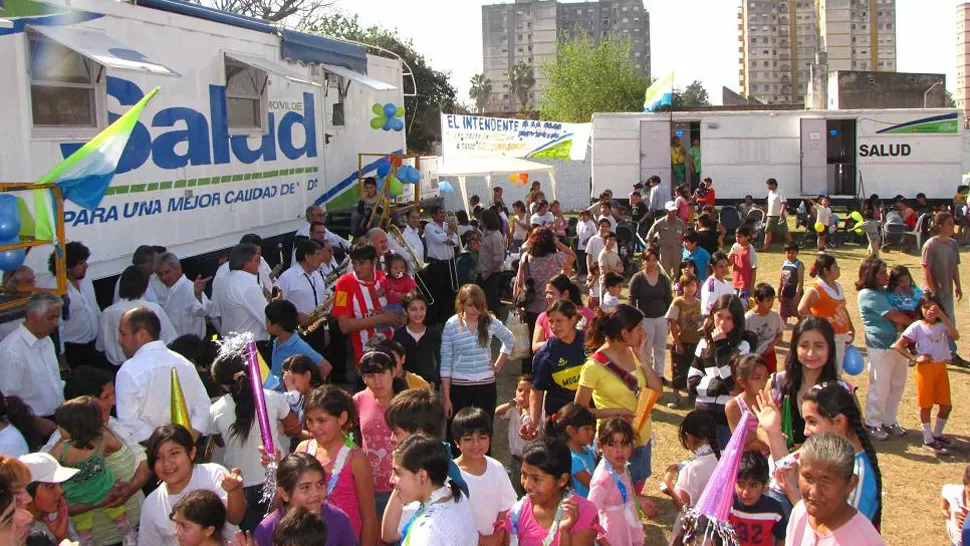 CONCURRIDO. El móvil suele convocar a mucha gente en los barrios. IMAGEN TOMADA DE SANMIGUELETUCUMAN.GOV.AR