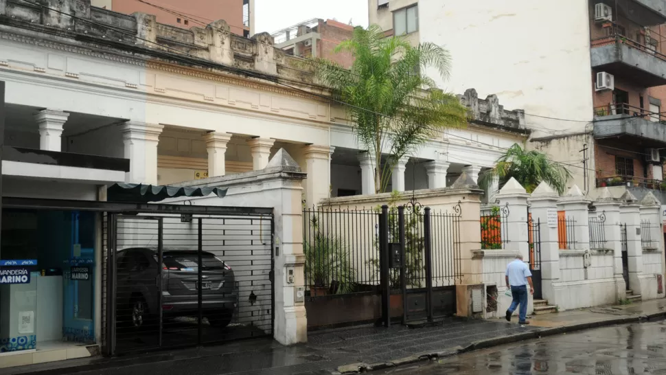 CAMBIOS. Dos chalets serán demolidos por su deterioro, en la San Juan. 