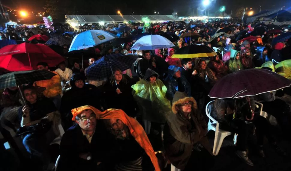 INDIFERENTES AL AGUA. Con paraguas en mano o enfundado en pilotos y camperas, el público siguió atentamente el espectáculo. Pocos corrieron a buscar refugio bajo techo. LA GACETA / FOTOS DE DIEGO ARÁOZ