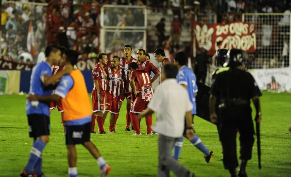 UNO MÁS. El “Ratón” Ibáñez, aquí junto a Seri, Rivero, Cáceres y More, volvió al primer equipo como titular, usando la 10 y con la cinta de capitán. No pudo anotar pero aportó destellos para encabezar el ataque. 