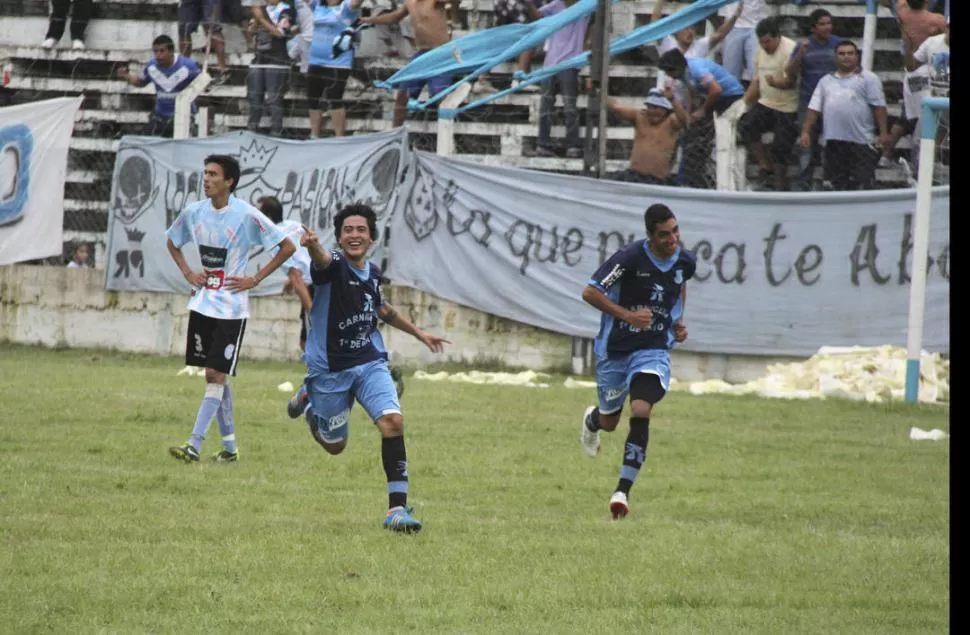 PROTAGONISTAS DE UNA TARDE INOLVIDABLE. Juan Aguirre comienza una alocada carrera para celebrar uno de los tantos que convirtió. Javier Palacio, autor de otro gol, intenta alcanzarlo para festejar. FOTO GENTILEZA DARDO AGUIRRE