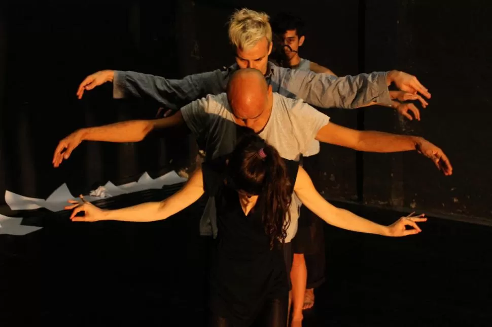 ENSAYO. Sobre los bailarines actores, se proyectarán imágenes que interactuarán con ellos.  gentileza foto de benjamín tannuré