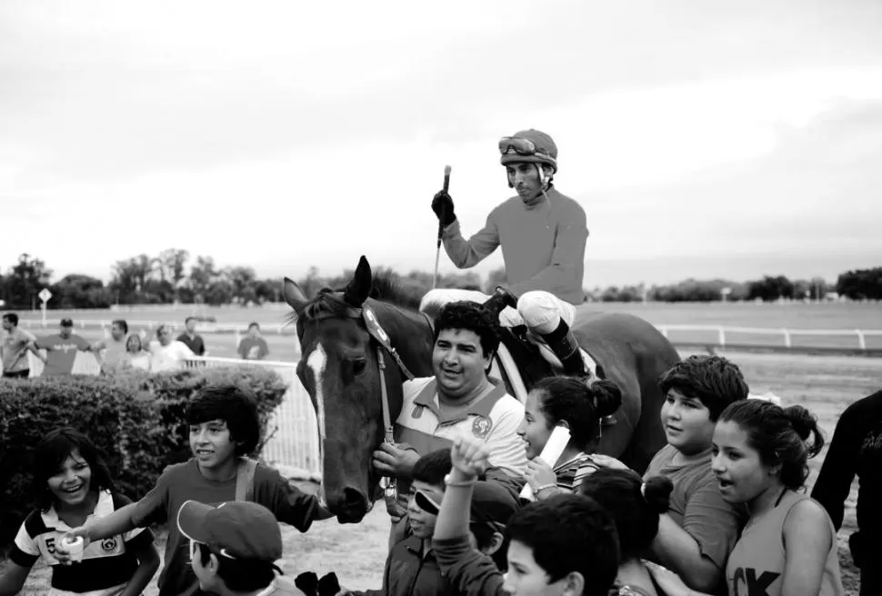 FESTEJARON EN EL PODIO. La barra del zaino Surprise Boy celebró el gran éxito del descendiente de Boboman. 
