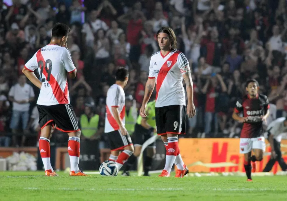 CARAS LARGAS. Cavenaghi y “Teo” (de espaldas) se aprestan a sacar del medio tras el primer gol de Graciani del partido.  