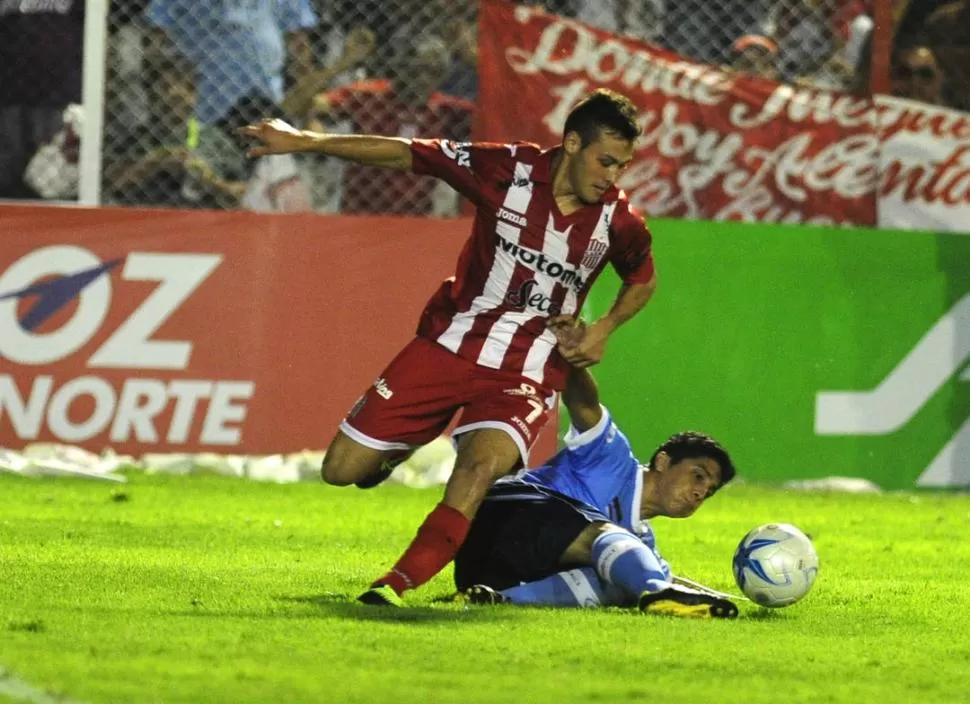 NO ESTUVO EN SU TARDE. Lucas Chacana intentó aportar desequilibrio pero estuvo impreciso y no gravitó en ataque. 