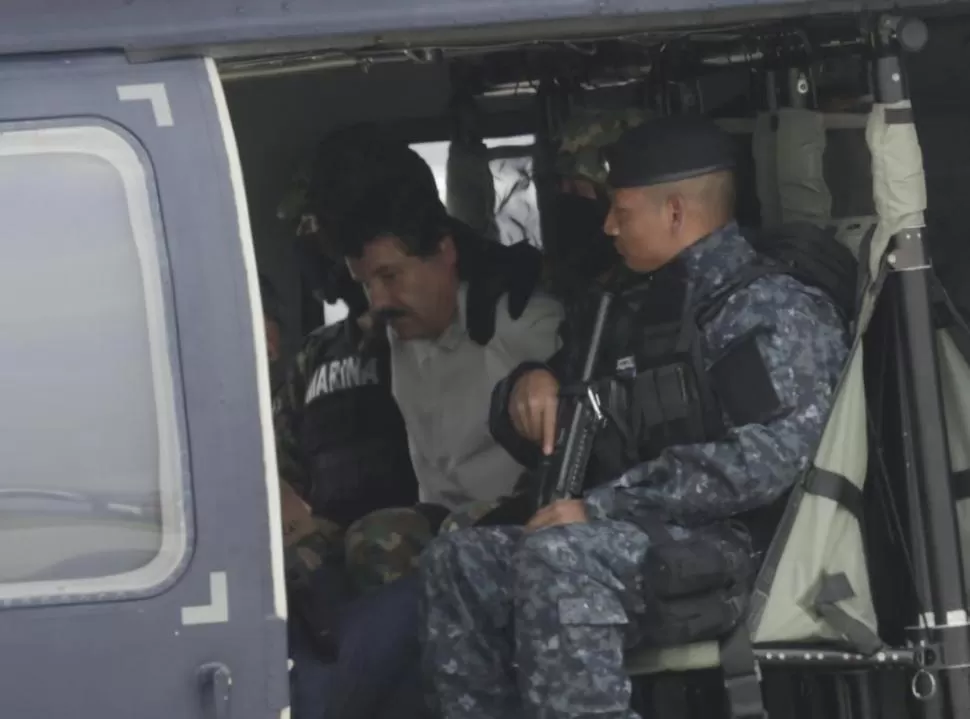 TRASLADO. “El Chapo”, dentro de un helicóptero en la pista de aterrizaje de la Marina en la ciudad de México. fotos de reuters