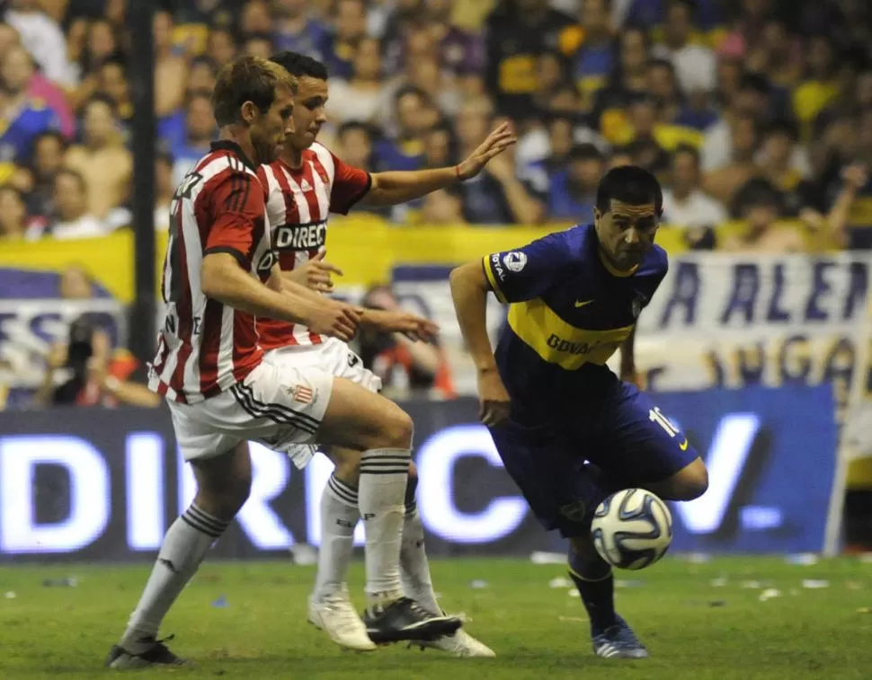 VOLVIÓ EL ÍDOLO. La Bombonera ovacionó a Riquelme cuando ingresó. 