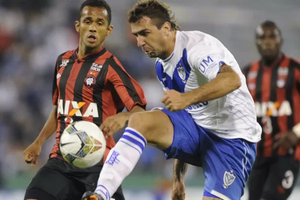 Vélez le ganó a Atlético Paranaense y está en la cima del grupo