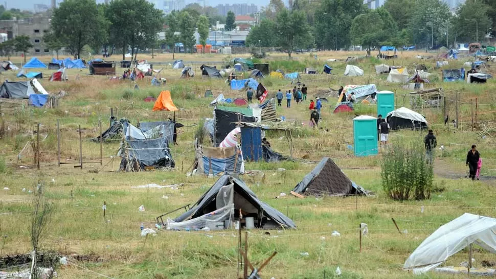 TERRENO EN CONFLICTO. En 2010, cientos de personas se instalaron en el parque y desataron una pelea entre el gobierno nacional y el porteño. ARCHIVO TELAM