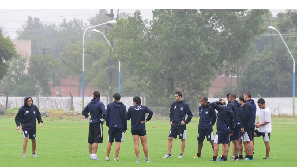 INDICACIONES. Erroz habla con sus jugadores en una de las prácticas de esta semana. LA GACETA / FOTO DE JORGE OLMOS SGROSSO