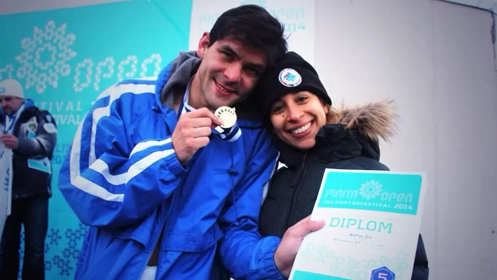 SONRIENTE. Tras el logro, Matías Ola muestra su medalla. FOTO TOMADA DE TWITTER.COM/MATIASOLA