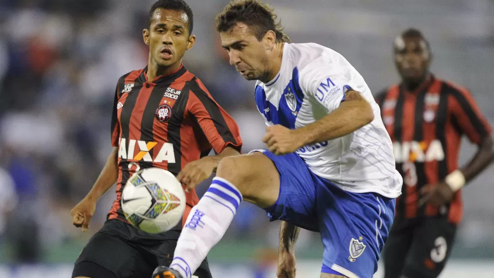 BUEN PASO. Vélez está puntero en el Grupo 1 de la Copa Libertadores al vencer al equipo brasileño de Atletico Paranaense por 2 a 0, con goles de Fernando Tobio y Lucas Pratto. TELAM