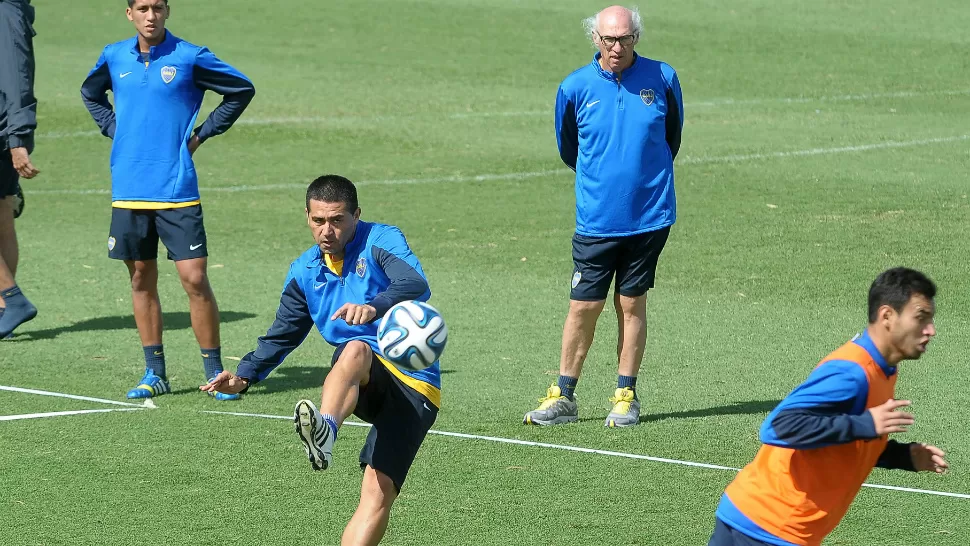 EN FORMA. Román Riquelme demostró estar muy bien en la práctica de hoy, en Casa Amarilla, donde anotó 7 goles ante la mirada del técnico Carlos Bianchi. TELAM