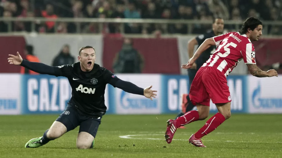 GOLEADOR. Alejandro Chori Domínguez anotó hoy un gol en el triunfo sobre Manchester United 2-0, de local, por la ida de los octavos de final de la Liga de Campeones de Europa 2013/2014. El ex River recibió la ovación de los hinchas de Olympiakos. REUTERS