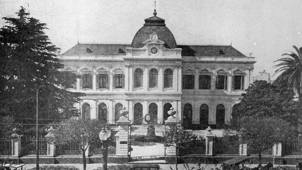  Fachada histórica de la Universidad Nacional de La Plata
