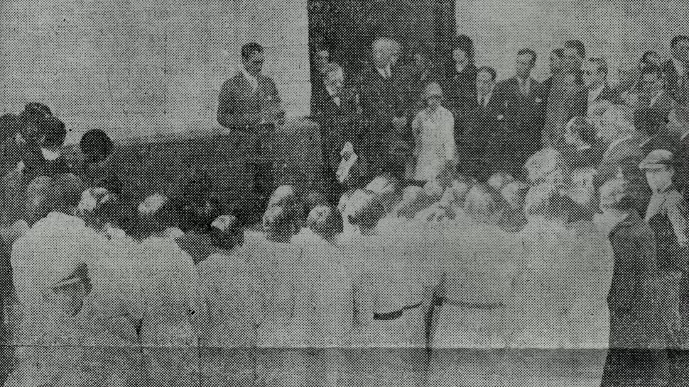 Alumnas de la Escuela Sarmiento escuchando un discurso.
