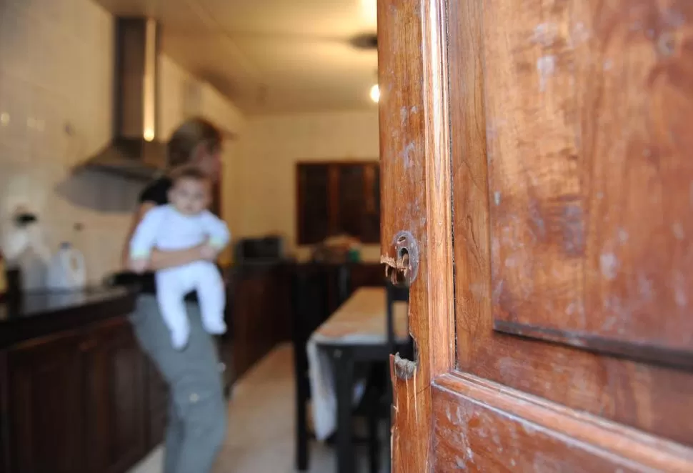 USARON UNA BARRETA. Los ladrones destrozaron la puerta de la cocina para entrar a la vivienda. la gaceta / foto de héctor peralta
