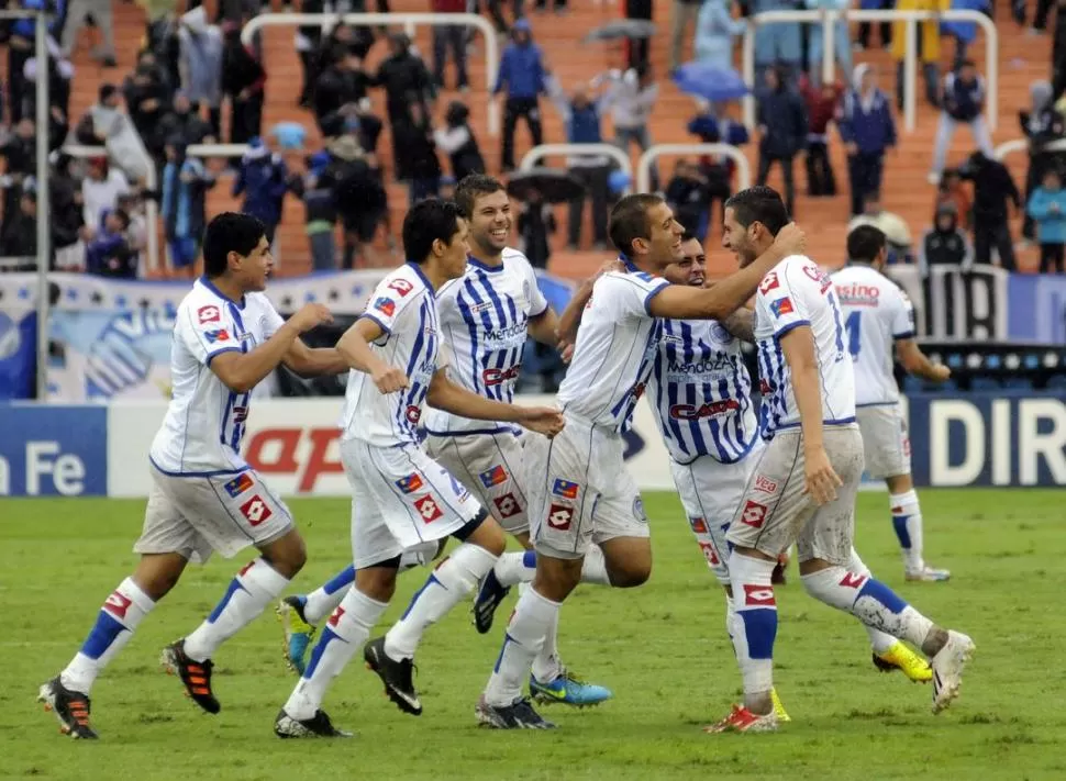 FESTEJO MENDOCINO. Todas las felicitaciones son para Gonzalo Castellani, autor de los tres tantos con los que Godoy Cruz venció por 3 a 0 a Rosario Central. 