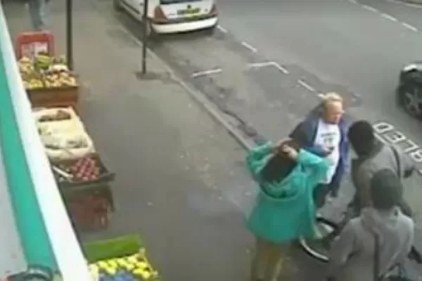 Un hombre mató a otro de una trompada y quedó filmado