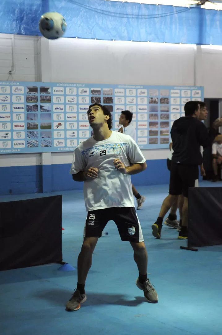 JUEGUITO. Canever se divierte con la pelota durante el entrenamiento bajo techo que realizó el plantel, ayer en el estadio. 