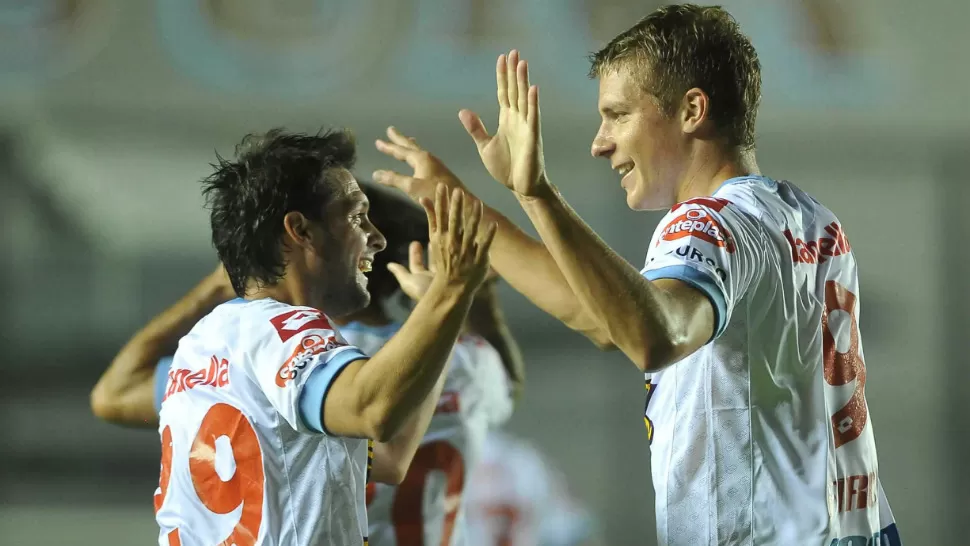 FESTEJO. Arsenal logró su primer triunfo en la Copa Libertadores 2014,al derrotar a Anzoátegui de Venezuela, en un partido de la segunda fecha del grupo 8. Julio Furch festeja con sus compañeros la apertura del marcador en favor de los de Sarandí. TELAM