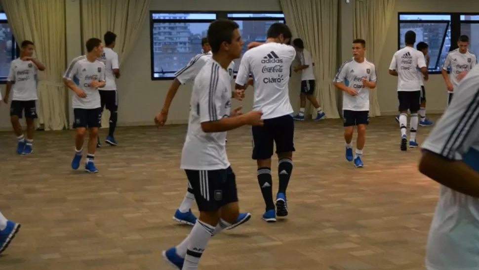 PRÁCTICA EN TIERRA TUCUMANA. Los futbolistas del Sub 17 entrenaron en un salón del hotel donde están concentrados. FOTO TOMADA DE AFA.ORG.AR