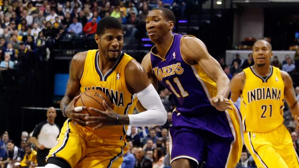 LIDER. Con 20 puntos, Paul George, que busca el aro ante la marca de Wesley Johnson, fue el más destacado de los Pacers. REUTERS