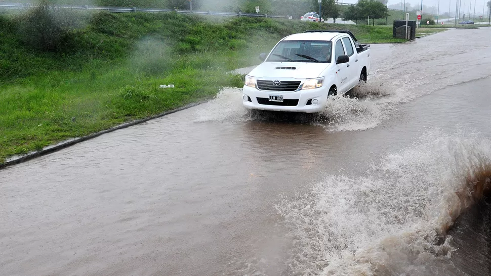 BAJO EL AGUA. Ayer se difundió el  alerta meteorológico para Orán, Embarcación, Aguas Blancas, Salvador Mazza, Tartagal, Mosconi, Aguaray y Cafayate. FOTO DE PRENSA-ALTA.GOV.AR
