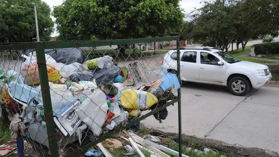 CANASTOS LLENOS. La recolección de residuos comenzó a normalizarse este miércoles. LA GACETA / FOTO DE JORGE OLMOS SGROSSO