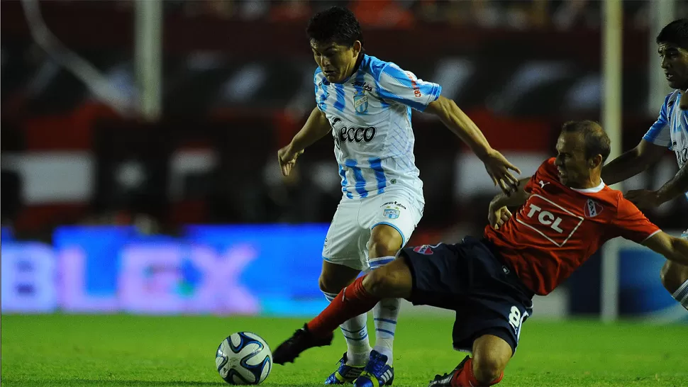 GRAN PARTIDO. El Pulga Luis Rodríguez anotó un golazo desde 45 metros, desde el círculo de media cancha. FOTO DE MATIAS JAVIER DENAPOLI SCALERO