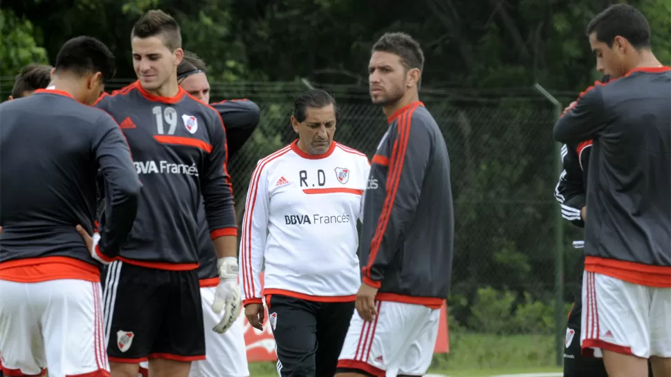 RENOVACION. Ramín Díaz cambia para el clásico. Esto se desprendió de la práctica fútbol de la tarde, a puertas cerradas, donde el DT Millonario realizó cinco cambios con respecto al equipo que cayó como visitante ante Colón de Santa Fe y de cara al clásico como local ante San Lorenzo. DYN