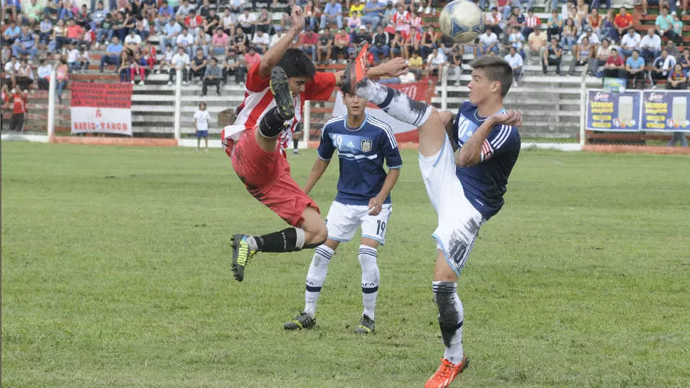 DUELO PAREJO. Los equipos Sub 17 de Tucumán y de la Argentina jugaron un entretenido partido en Bella Vista. FOTO DE FLORENCIA ZURITA / LA GACETA