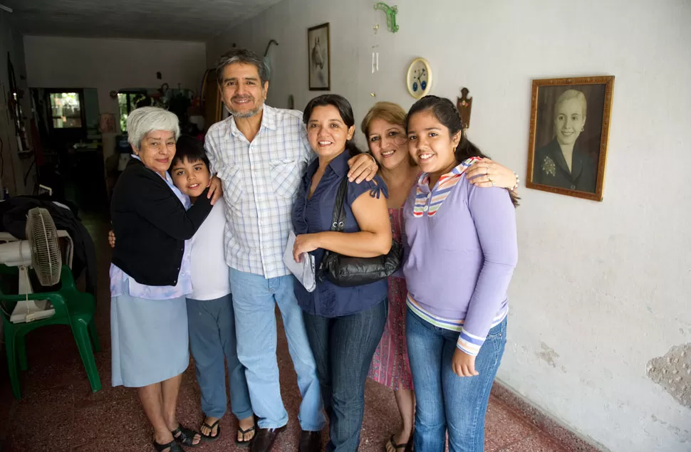 ALEGRIA. Amaya celebra la noticia junto a su familia. LA GACETA / FOTO DE JORGE OLMOS SGROSSO.