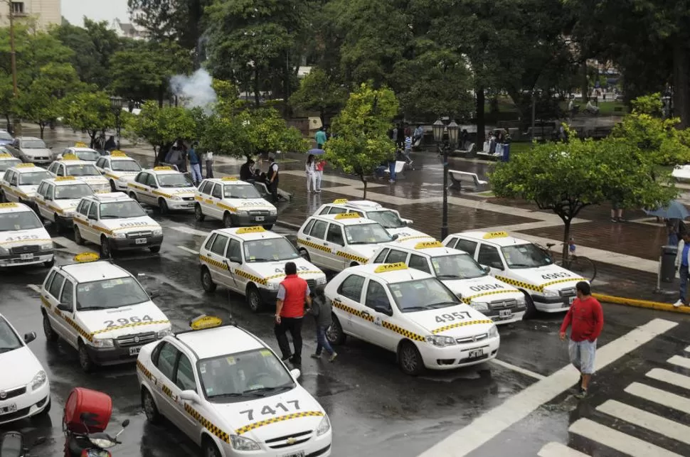 EN LA PLAZA INDEPENDENCIA. El “piquete” principal de los autos de alquiler se concretó alrededor del principal paseo público y en las calles aledañas.  