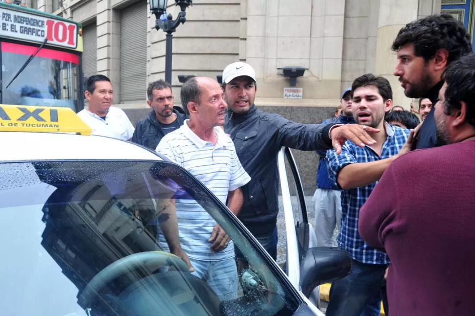 ENTREDICHOS E INCIDENTES. En algunos puntos, taxistas que no estaban de paro fueron obligados a sumarse. la gaceta / fotos de diego aráoz