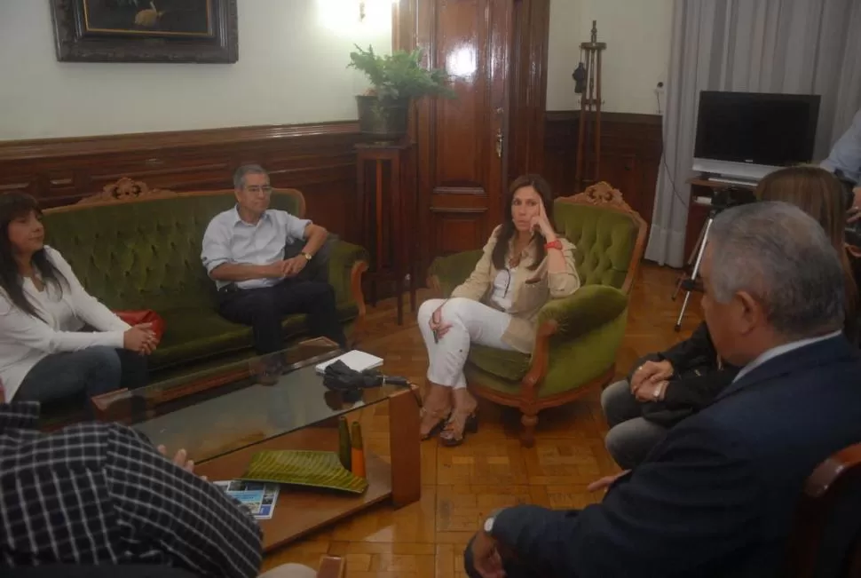 EN CASA DE GOBIERNO. La ministra Rojkés (derecha) recibió a Toledo (de frente) y a Ruiz (de campera blanca). Las charlas continuarán mañana. PRENSA Y DIFUSIÓN