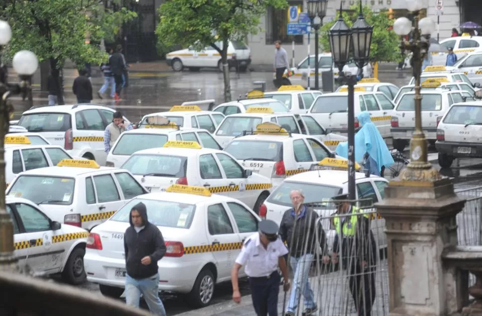 DUEÑOS DE LA CALLE. Los taxistas coparon los alrededores de la Casa de Gobierno gran parte del martes. la gaceta / foto de héctor peralta