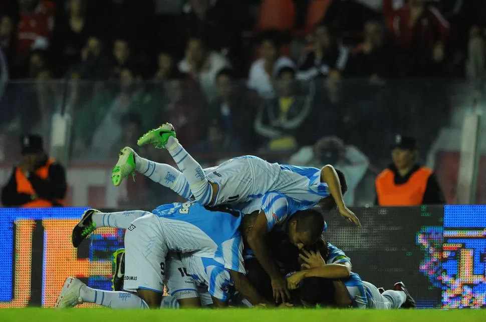 SEPULTARON AL HÉROE. Bazán, Píriz Alves, Carabajal, Barrado y Acosta se arrojaron sobre el “Pulguita” Rodríguez para celebrar el golazo que marcó ni bien arrancó el complemento en Avellaneda. 