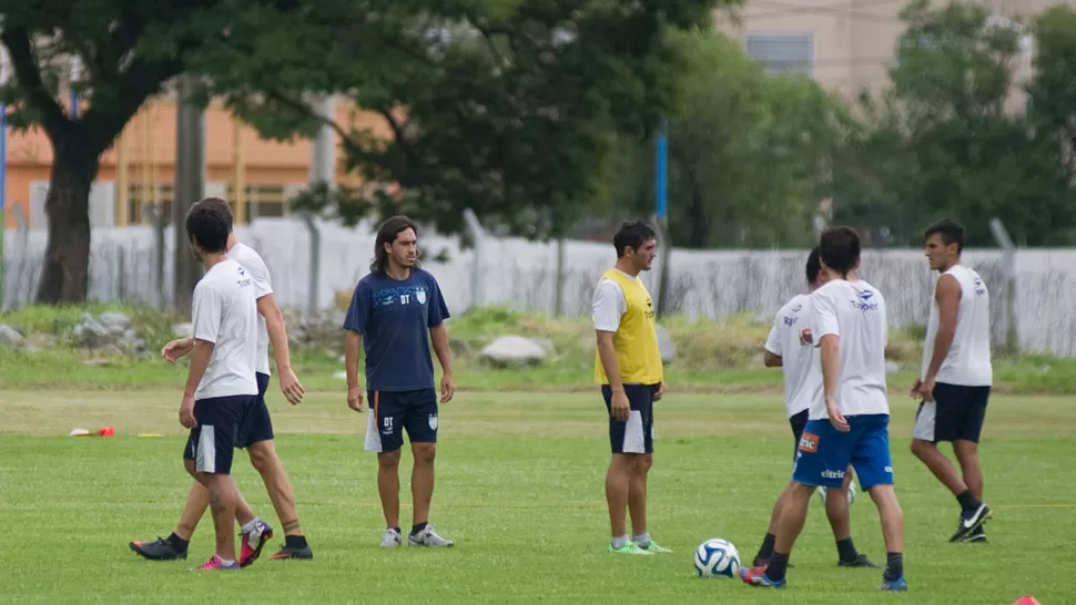 ATENTO. Erroz mira el entrenamiento. LA GACETA/ FOTO DE JORGE OLMOS SGROSSO