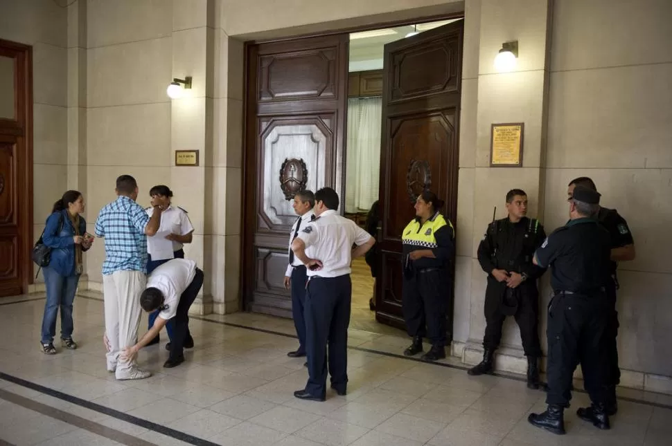 SEGURIDAD EXTREMA. A partir de los incidentes que se produjeron el martes entre los familiares del imputado y de la víctima, se reforzó la seguridad. LA GACETA / FOTO DE JORGE OLMOS SGROSSO