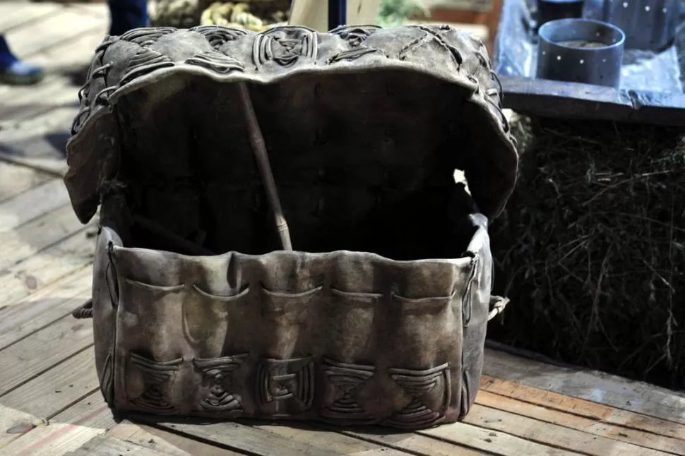 PETANCA DE CUERO CRUDO. Este baúl fue por todos lados acarreando quesos y quesillos muy sensibles a los cambios de clima y de altura. la gaceta / fotos de diego arÁoz